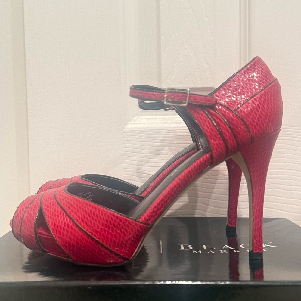 White House Black Market Sandra Heels